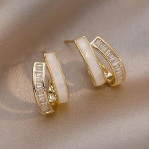 Brincos dourado com pérola  & decoração de strass